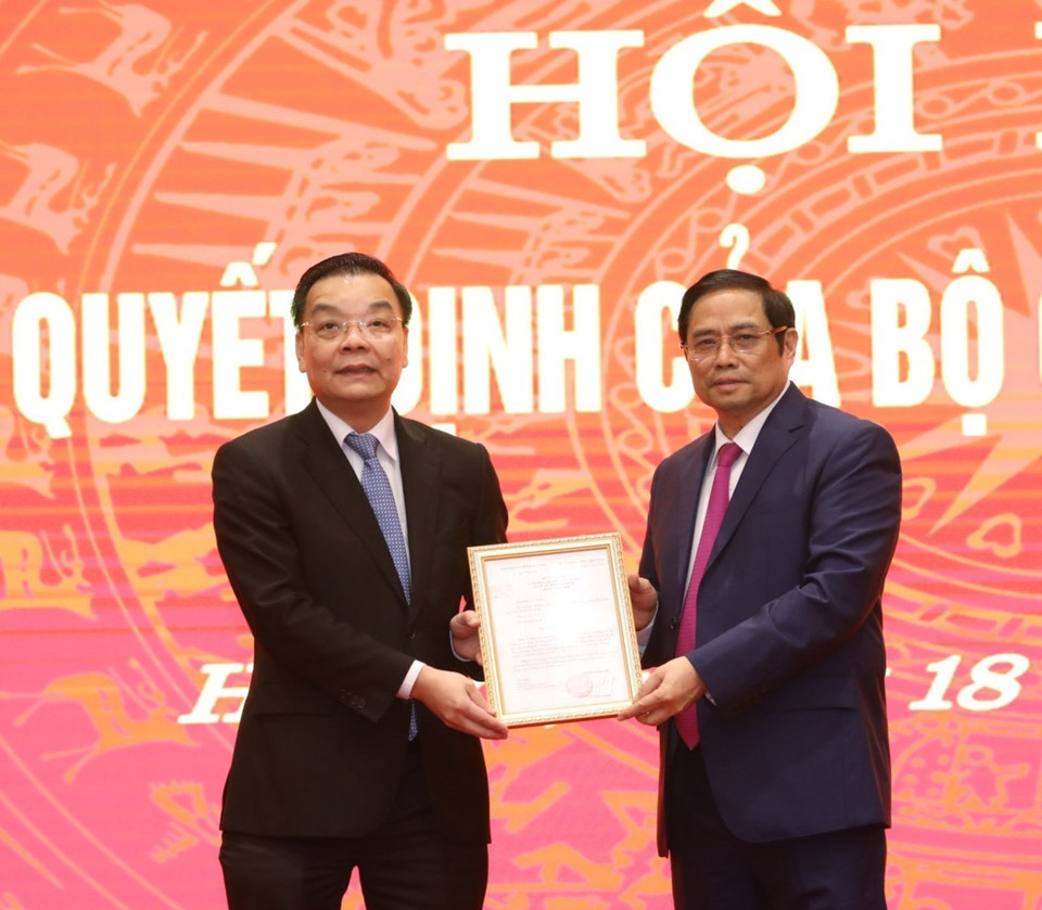 Trưởng Ban Tổ chức Trung ương Phạm Minh Chính trao Quyết định của Bộ Chính trị phân công đồng chí Chu Ngọc Anh làm Phó Bí thư Thành ủy Hà Nội. (Ảnh: Văn Điệp/TTXVN)