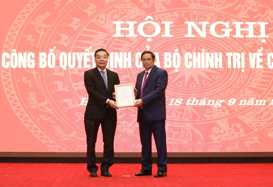 Trưởng Ban Tổ chức Trung ương Phạm Minh Chính trao Quyết định của Bộ Chính trị phân công đồng chí Chu Ngọc Anh làm Phó Bí thư Thành ủy Hà Nội. (Ảnh: Văn Điệp/TTXVN)