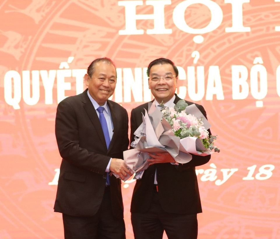 Phó Thủ tướng Thường trực Chính phủ Trương Hòa Bình tặng hoa, chúc mừng đồng chí Chu Ngọc Anh. (Ảnh: Văn Điệp/TTXVN)