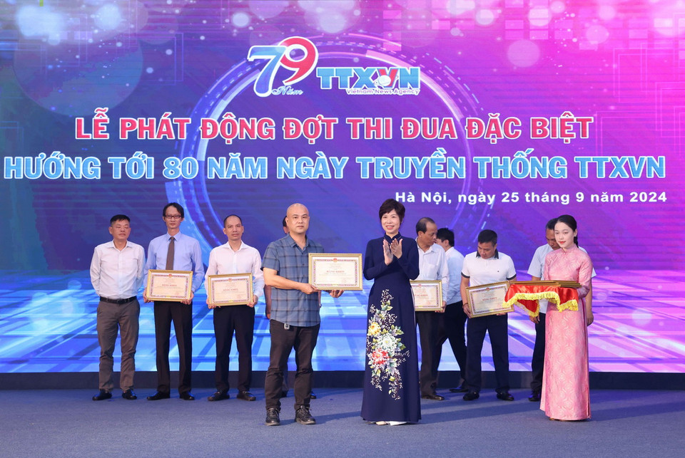 Đồng chí Vũ Việt Trang, Bí thư Đảng ủy, Tổng Giám đốc Thông tấn xã Việt Nam trao Bằng khen của Tổng Giám đốc cho Cơ quan Thường trú tại tỉnh Yên Bái. (Ảnh: Phương Hoa/TTXVN)
