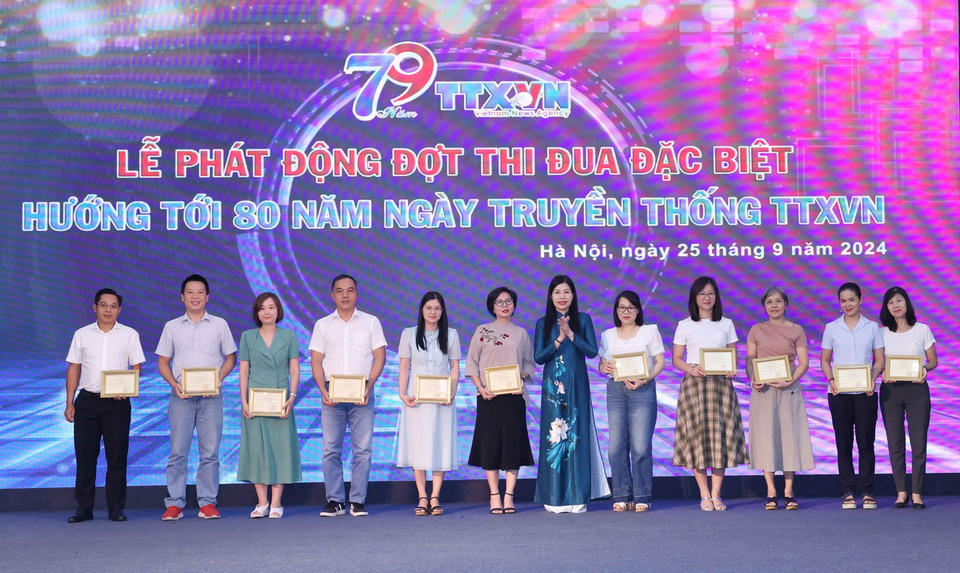 Đồng chí Đỗ Thị Trang, Phó Bí thư chuyên trách Đảng ủy TTXVN trao Kỷ niệm chương Vì sự nghiệp Thông tấn cho các cá nhân. (Ảnh: Phương Hoa/TTXVN)