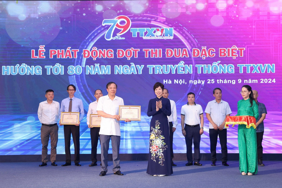 Đồng chí Vũ Việt Trang, Bí thư Đảng ủy, Tổng Giám đốc Thông tấn xã Việt Nam trao Bằng khen của Tổng Giám đốc cho Truyền hình Thông tấn. (Ảnh: Phương Hoa/TTXVN)