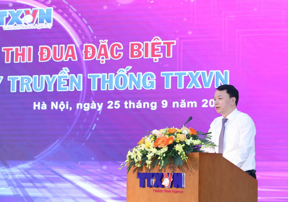 Đồng chí Đỗ Mạnh Chiến, Trưởng Ban Tổ chức Cán Bộ Thông tấn xã Việt Nam điều hành phần khen thưởng cho các tập thể, cá nhân có thành tích xuất sắc. (Ảnh: Phương Hoa/TTXVN)