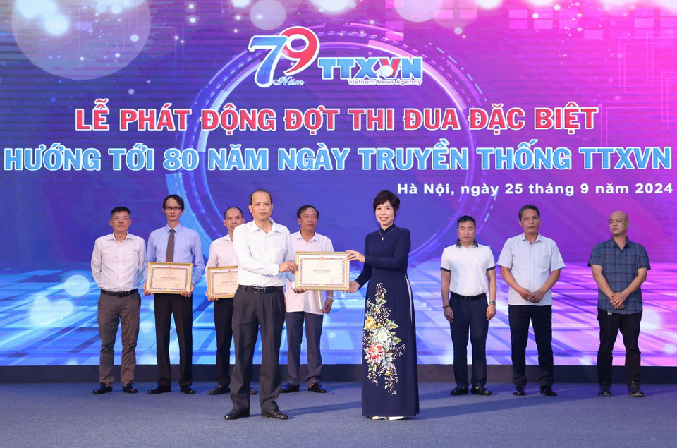 Đồng chí Vũ Việt Trang, Bí thư Đảng ủy, Tổng Giám đốc Thông tấn xã Việt Nam trao Bằng khen của Tổng Giám đốc cho Ban Biên tập Ảnh. (Ảnh: Phương Hoa/TTXVN)