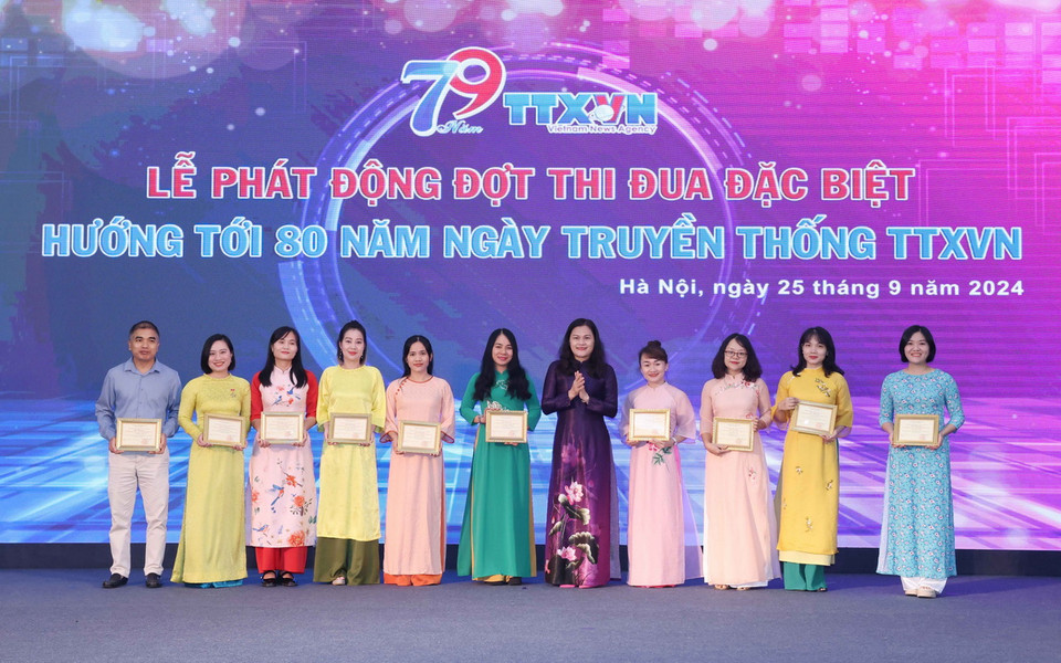 Đồng chí Nguyễn Thị Sự, Phó Tổng Giám đốc TTXVN trao Kỷ niệm chương Vì sự nghiệp Thông tấn cho các cá nhân. (Ảnh: Phương Hoa/TTXVN)