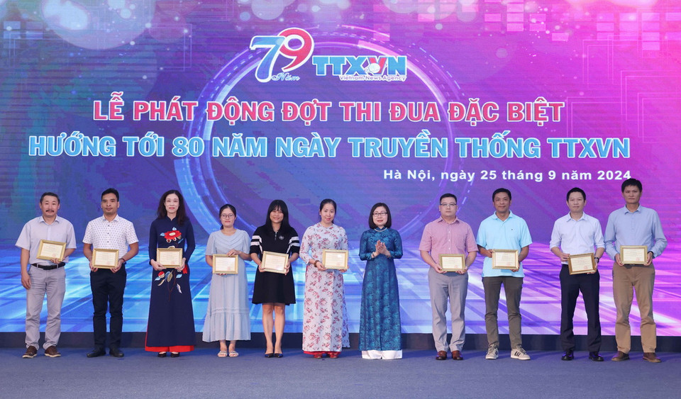 Đồng chí Nguyễn Tuyết Nhung, Phó Tổng Giám đốc TTXVN trao Kỷ niệm chương Vì sự nghiệp Thông tấn cho các cá nhân.(Ảnh: Phương Hoa/TTXVN)