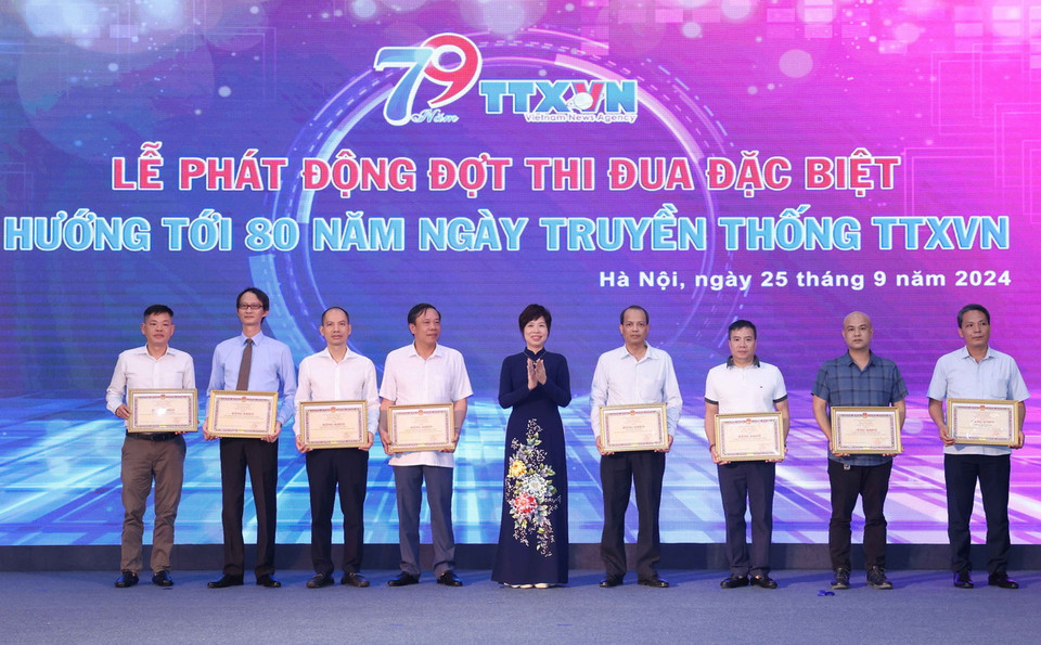 Đồng chí Vũ Việt Trang, Bí thư Đảng ủy, Tổng Giám đốc Thông tấn xã Việt Nam trao Bằng khen cho các tập thể có thành tích xuất sắc. (Ảnh: Phương Hoa/TTXVN)