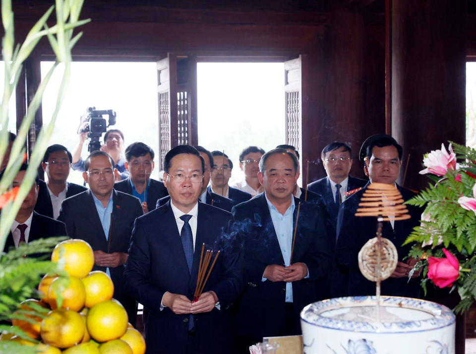 Chủ tịch nước Võ Văn Thưởng dâng hương tại Đền Chung Sơn - Đền thờ gia tiên Bác Hồ. (Ảnh: Thống Nhất/TTXVN)