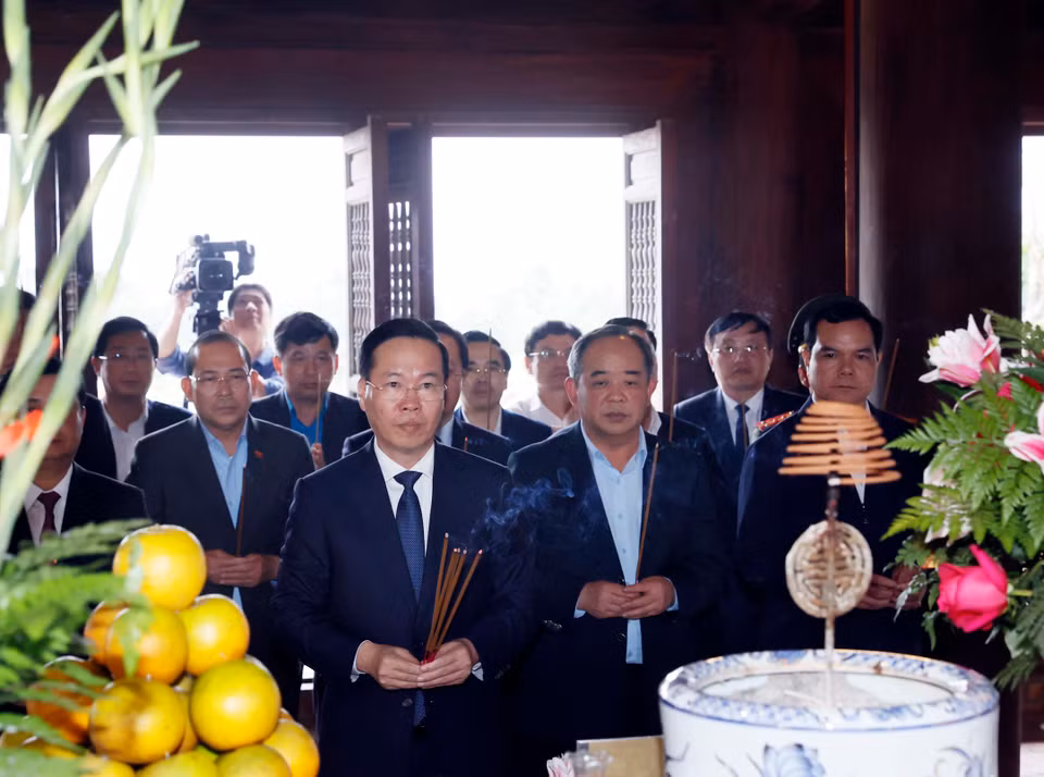 Chủ tịch nước Võ Văn Thưởng dâng hương tại Đền Chung Sơn - Đền thờ gia tiên Bác Hồ. (Ảnh: Thống Nhất/TTXVN)