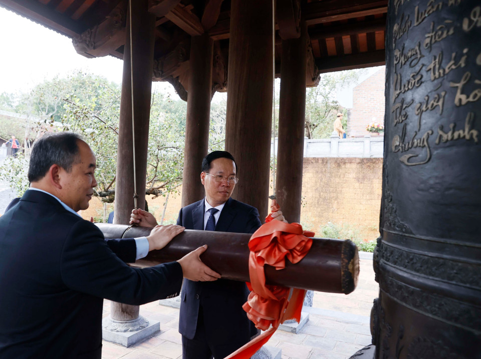 Chủ tịch nước Võ Văn Thưởng thỉnh chuông tại Đền Chung Sơn - Đền thờ gia tiên Bác Hồ ở Nghệ An. (Ảnh: Thống Nhất/TTXVN)