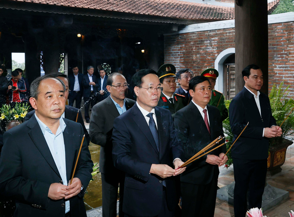 Chủ tịch nước Võ Văn Thưởng dâng hương tại Đền Chung Sơn - Đền thờ gia tiên Bác Hồ. (Ảnh: Thống Nhất/TTXVN)