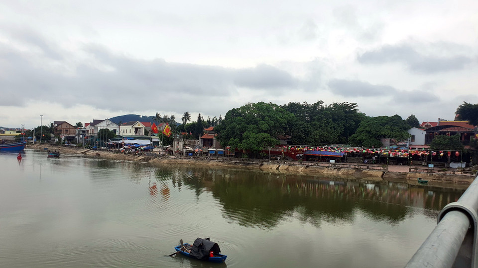 Đền Cờn tọa lạc bên dòng sông Mai, gần cửa Cờn (còn gọi là cửa Cần) thờ Tứ vị Thánh nương. (Ảnh: Vietnam+)