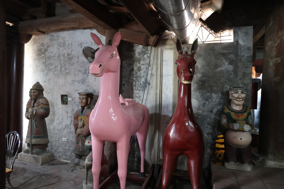 Trong các tòa nghi môn, chính điện, trung điện, hạ điện còn lưu giữ 142 hiện vật quý giá, gồm nhiều tượng đá, tượng gỗ thời Lê; câu đối, đại tự, đồ tế khí, kiệu, tàn lọng, chuông đồng đúc năm Cảnh Hưng (1752)... (Ảnh: Vietnam+)