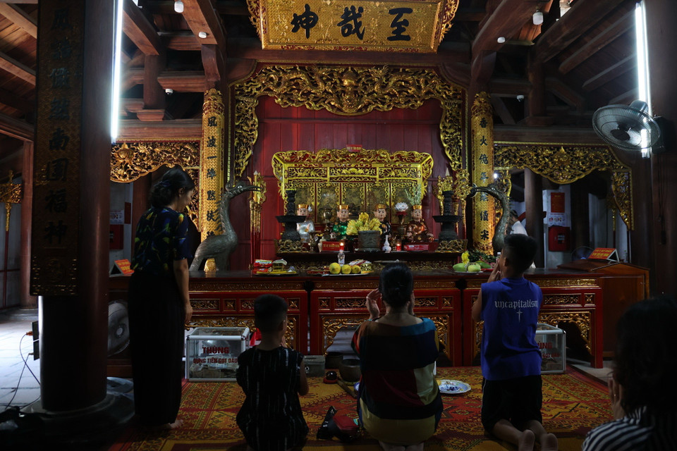 Hàng ngày đền Cờn thu hút hàng trăm khách thập phương tới tham quan, chiêm bái. (Ảnh: Vietnam+)