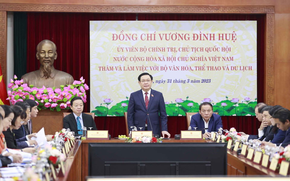 Sáng 31/3/2023, tại Hà Nội, Chủ tịch Quốc hội Vương Đình Huệ làm việc với Bộ Văn hoá, Thể thao và Du lịch về nghiên cứu, đề xuất bổ sung các nhiệm vụ lập pháp nhằm hoàn thiện đồng bộ thể chế trong lĩnh vực văn hóa và công tác phối hợp chuẩn bị tổ chức Hội nghị Nghị sỹ trẻ toàn cầu lần thứ 9. (Ảnh: Doãn Tấn/TTXVN)