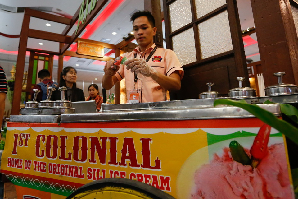 Một người Philippines đang chuẩn bị món kem ớt tại Lễ hội ẩm thực Madrid tổ chức tại thành phố Pasay, Manila. (Nguồn: EPA)