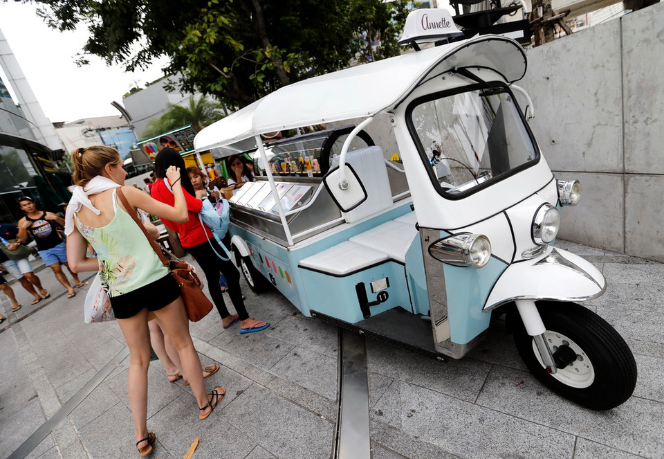 Kem homemade trong một tiệm kem lưu động trên xe Tuk Tuk, tại Bangkok, Thái Lan. Chiếc xe Tuk Tuk là biểu tượng của Thái Lan, vì vậy xe kem này rất thu hút du khách. (Nguồn: EPA)