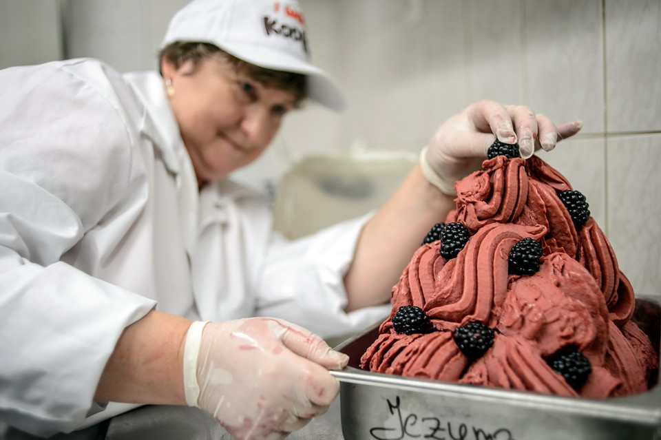 Làm kem sorbet mâm xôi tại một tiệm kem ở Lublin, Ba Lan. Kem ở đây có hơn 100 loại hương vị khác nhau, được sản xuất theo một công thức độc đáo với những nguyên liệu hoàn toàn tự nhiên và theo mùa. (Nguồn: EPA)