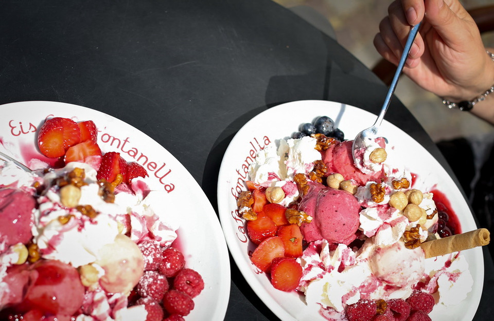 Hai bát kem hoa quả và các loại hạt tại một tiệm kem ở Osnabruek, Đức.. (Nguồn: EPA)