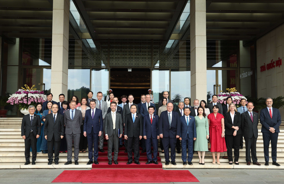 Chủ tịch Quốc hội Trần Thanh Mẫn với Đại sứ Liên minh châu Âu (EU) và các Đại sứ, Đại biện các nước thành viên EU tại Việt Nam. (Ảnh: Thống Nhất/TTXVN)