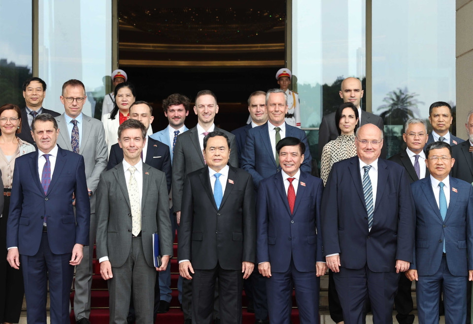 Chủ tịch Quốc hội Trần Thanh Mẫn với Đại sứ Liên minh châu Âu (EU) và các Đại sứ, Đại biện các nước thành viên EU tại Việt Nam. (Ảnh: Thống Nhất/TTXVN)