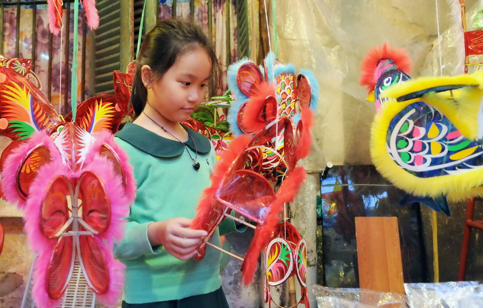 Gần đến Tết Trung Thu, không khí tại “Phố Lồng đèn” đường Lương Nhữ Học, Phú Định, Nguyễn Án (quận 5, TP. Hồ Chí Minh) ngày càng sôi động. (Ảnh: An Hiếu/TTXVN)