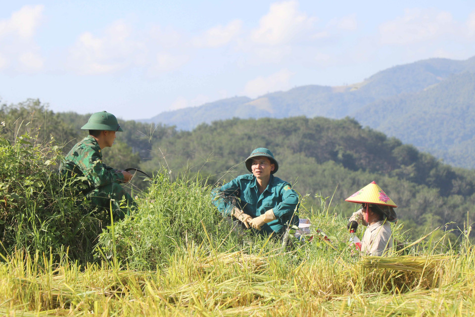 Giờ giải lao của chiến sỹ biên phòng và người dân diễn ra ngay trên những bờ ruộng bậc thang, nơi có nhiều gió mát. (Ảnh: Xuân Tiến/TTXVN)