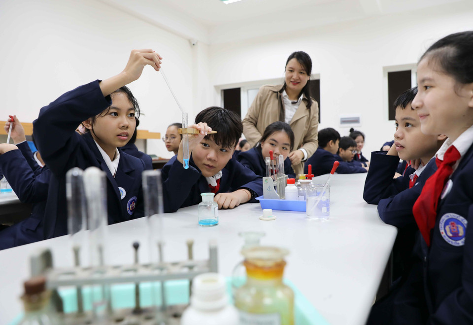 Trường THCS Ngô Sĩ Liên trong bề dày truyền thống 100 năm lịch sử khởi tạo từ ngôi trường Tiểu học đã luôn được các thế hệ thầy và trò nỗ lực vun đắp để trở thành một điểm sáng, một trong những biểu tượng đẹp của giáo dục Thủ đô ngàn năm văn hiến. (Ảnh: Thanh Tùng/TTXVN)