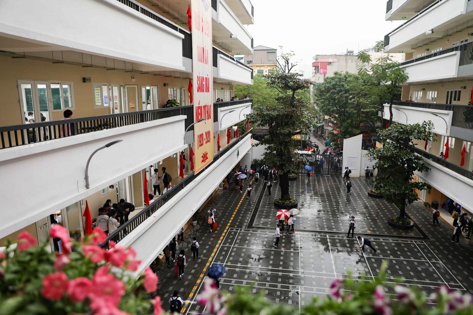 Trên mảnh đất xưa, trường ngày một khang trang, hiện đại, đáp ứng nhu cầu phổ cập giáo dục THCS của con em địa bàn hai phường Phan Chu Trinh và Hàng Bài, quận Hoàn Kiếm với chất lượng giáo dục toàn diện và không ngừng nâng cao. (Ảnh: Thanh Tùng/TTXVN)