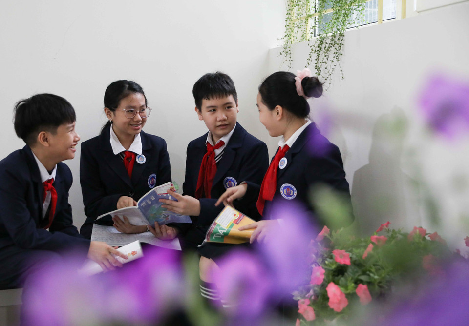 Tập thể cán bộ, giáo viên và học sinh trường THCS Ngô Sĩ Liên không ngừng phấn đấu, thi đua Dạy tốt - Học tốt với mục tiêu nâng cao chất lượng giáo dục toàn diện, tạo dựng một môi trường văn hóa học đường mà ở đó có nền tảng của giáo dục đạo đức làm bệ phóng cho giáo dục trí tuệ, thẩm mỹ và thể chất. (Ảnh: Thanh Tùng/TTXVN)