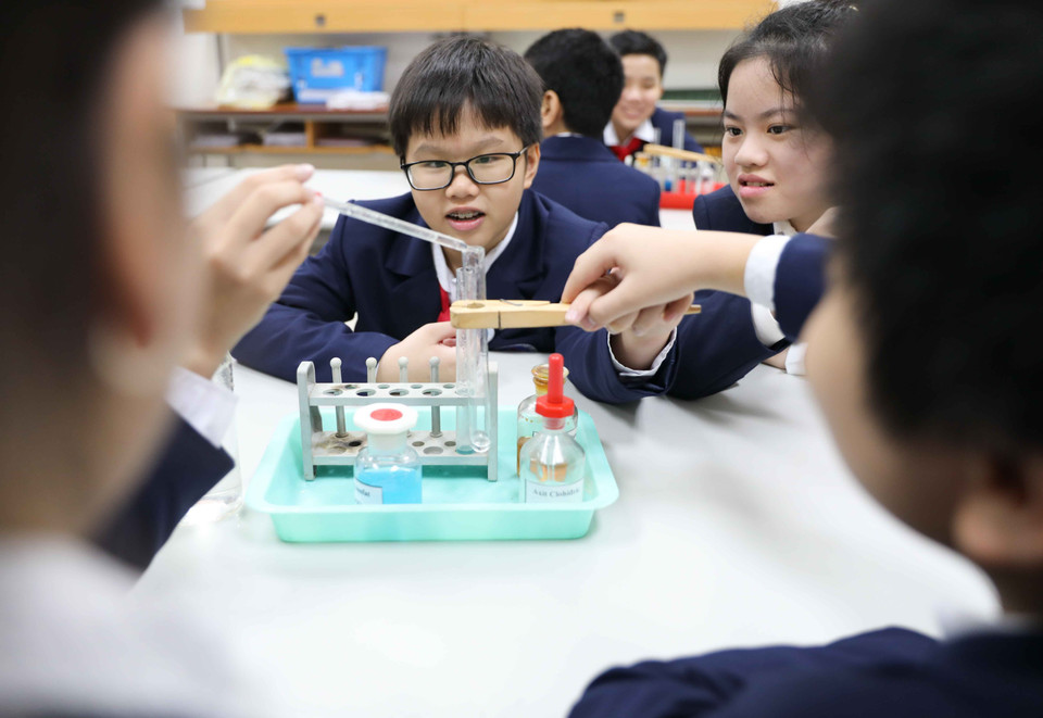 Bước sang tuổi 101, thế hệ thầy và trò hôm nay tiếp tục giữ gìn, kế thừa những giá trị đã định hình trong lịch sử, xây dựng THCS Ngô Sĩ Liên thành mô hình sống động của một nhà trường đổi mới căn bản và toàn diện theo đường lối, quan điểm giáo dục của Đảng, phấn đấu vươn lên một tầm cao mới, phát triển theo xu thế mới của xã hội hiện đại. (Ảnh: Thanh Tùng/TTXVN)