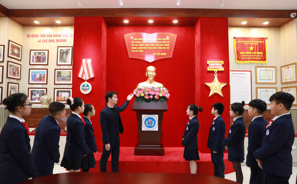 Vinh dự và tự hào với bề dày truyền thống lịch sử, vào Lễ kỷ niệm 100 năm thành lập tới đây, trường trung học cơ sở Ngô Sĩ Liên sẽ được đón nhận Huân chương Độc lập hạng Nhì. (Ảnh: Thanh Tùng/TTXVN)