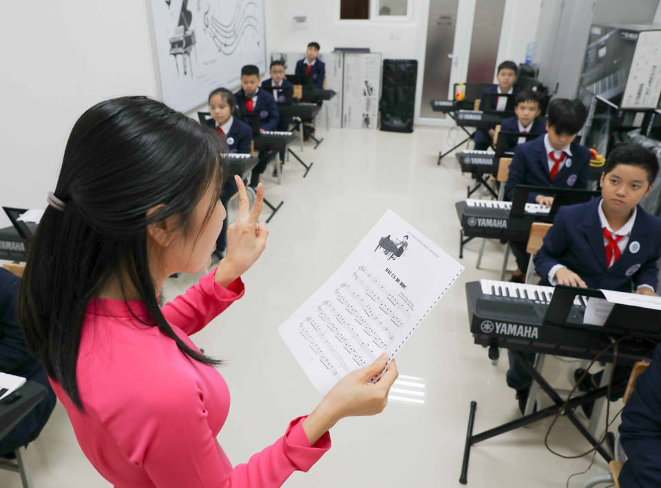 Tập thể cán bộ, giáo viên và học sinh trường THCS Ngô Sĩ Liên không ngừng phấn đấu, thi đua Dạy tốt - Học tốt với mục tiêu nâng cao chất lượng giáo dục toàn diện, tạo dựng một môi trường văn hóa học đường mà ở đó có nền tảng của giáo dục đạo đức làm bệ phóng cho giáo dục trí tuệ, thẩm mỹ và thể chất. (Ảnh: Thanh Tùng/TTXVN)