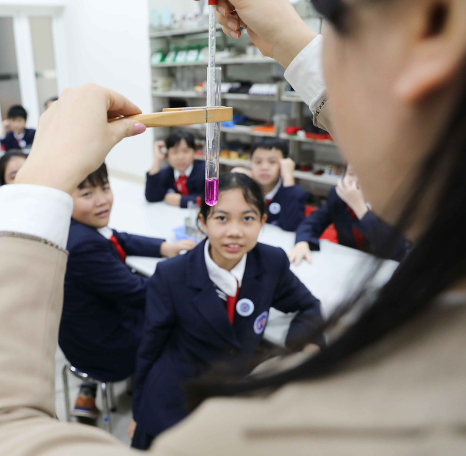 Tập thể cán bộ, giáo viên và học sinh trường THCS Ngô Sĩ Liên không ngừng phấn đấu, thi đua Dạy tốt - Học tốt với mục tiêu nâng cao chất lượng giáo dục toàn diện, tạo dựng một môi trường văn hóa học đường mà ở đó có nền tảng của giáo dục đạo đức làm bệ phóng cho giáo dục trí tuệ, thẩm mỹ và thể chất. (Ảnh: Thanh Tùng/TTXVN)