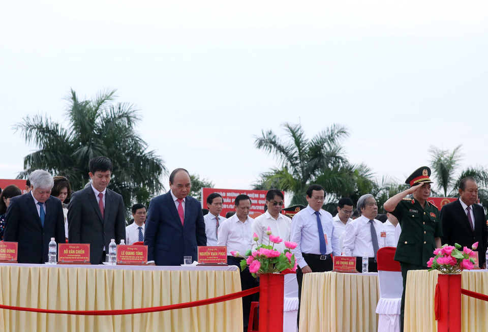 Chủ tịch nước Nguyễn Xuân Phúc và các đại biểu mặc niệm tưởng nhớ Chủ tịch Hồ Chí Minh, các anh hùng liệt sỹ, đồng bào đồng chí và chiến sỹ đã hy sinh vì độc lập tự do. (Ảnh: Thống Nhất/TTXVN)