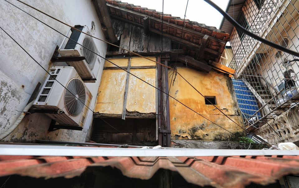 Bất kể góc nào trong khu nhà cũng tiềm ẩn nguy cơ mất an toàn. (Ảnh: Thành Đạt/TTXVN)