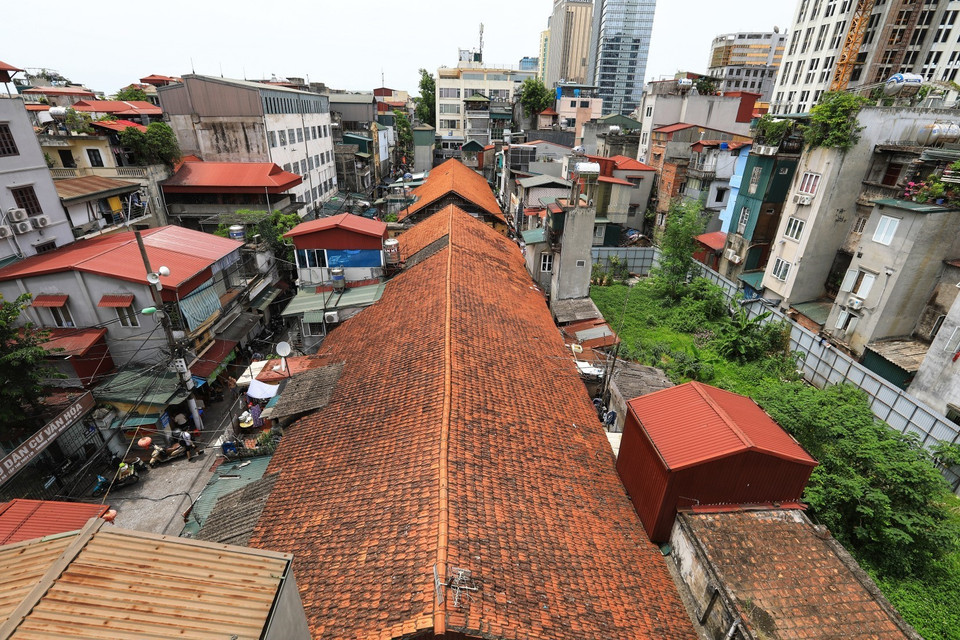 Khu tập thể gỗ 2 tầng nhìn từ trên cao (khu nhà mái ngói đỏ) có diện tích khoảng 1.300m2, gồm 24 gian. (Ảnh: Thành Đạt/TTXVN)