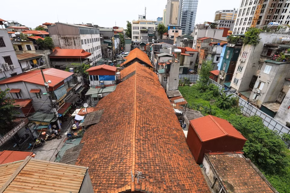 Khu tập thể gỗ 2 tầng nhìn từ trên cao (khu nhà mái ngói đỏ) có diện tích khoảng 1.300m2, gồm 24 gian. (Ảnh: Thành Đạt/TTXVN)