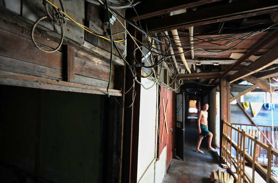 Hiện nay trên tầng 2 của khu tập thể gỗ còn khoảng 5 đến 6 hộ dân sinh sống. (Ảnh: Thành Đạt/TTXVN)