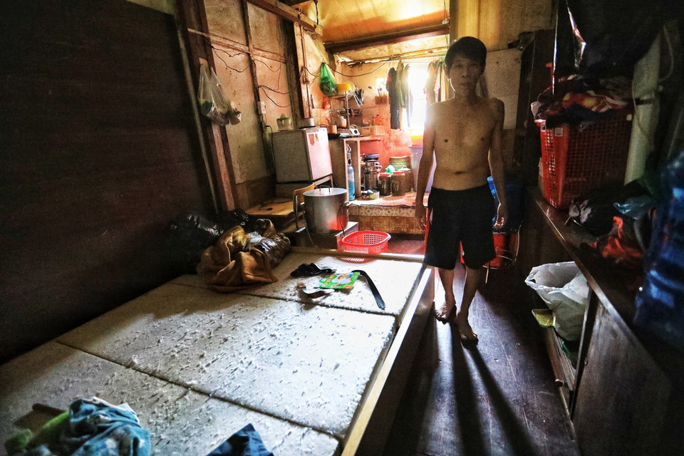 Người dân sống lâu năm ở con phố Vọng Hà cho biết, khu nhà gỗ được xây dựng từ năm 1955. Qua hơn 60 năm, khu tập thể hiện đang xuống cấp nghiêm trọng, tiềm ẩn nhiều nguy hiểm, khiến người dân sống ở đây không khỏi lo lắng. (Ảnh: Thành Đạt/TTXVN)