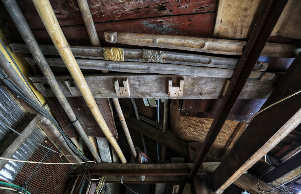 Theo thời gian, phần mái nhà đã bị hư hỏng, xuống cấp trầm trọng, chỉ chờ sập xuống. Người dân dùng cả đòn gánh, thanh gỗ để chống đỡ. (Ảnh: Thành Đạt/TTXVN)