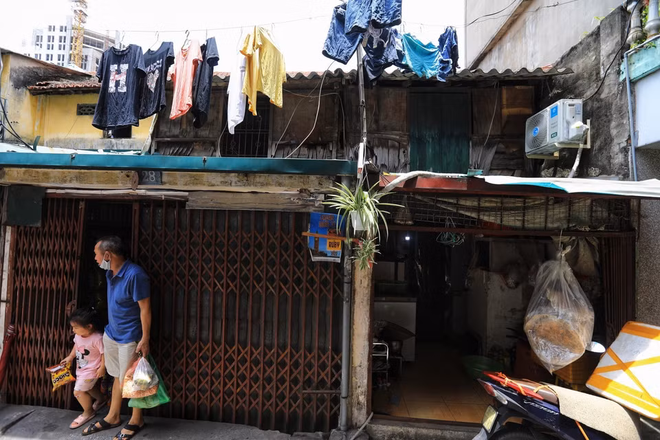 Người dân sống dưới tầng 1 vẫn phải sinh hoạt dù trên đầu là những căn hộ gỗ đã xuống cấp nghiêm trọng, không biết ngày nào đổ sập. (Ảnh: Thành Đạt/TTXVN)