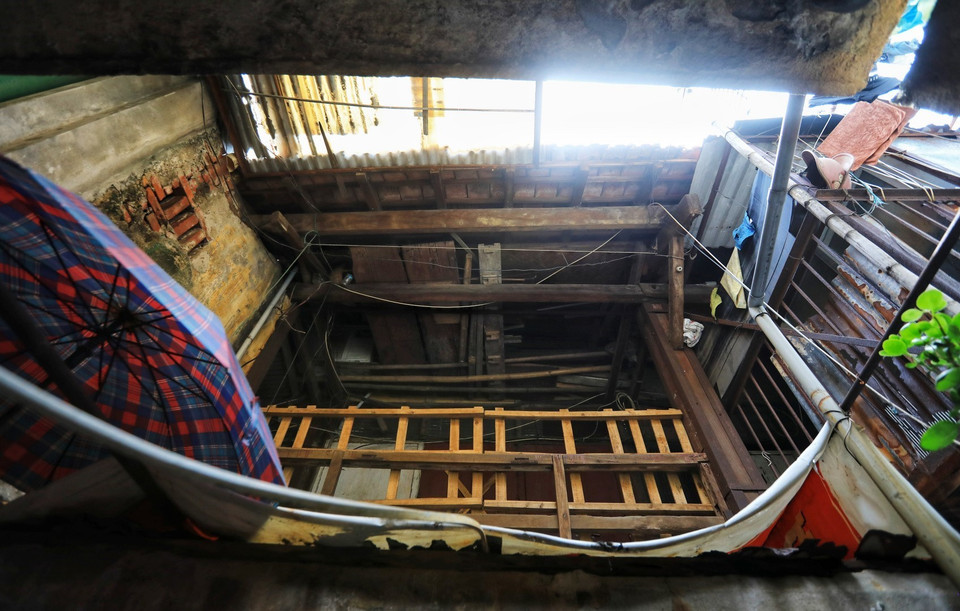 Trải qua hơn 60 năm, khu tập thể bằng gỗ này ngày càng cũ kỹ và xuống cấp. Phần lớn những thanh gỗ ở đây đều đã mục rỗng, ngày càng yếu ớt theo thời gian. (Ảnh: Thành Đạt/TTXVN)