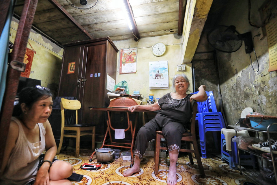 Khu tập thể xuống cấp nghiêm trọng, tiềm ẩn nhiều nguy hiểm, khiến người dân sống ở đây không khỏi lo lắng. (Ảnh: Thành Đạt/TTXVN)