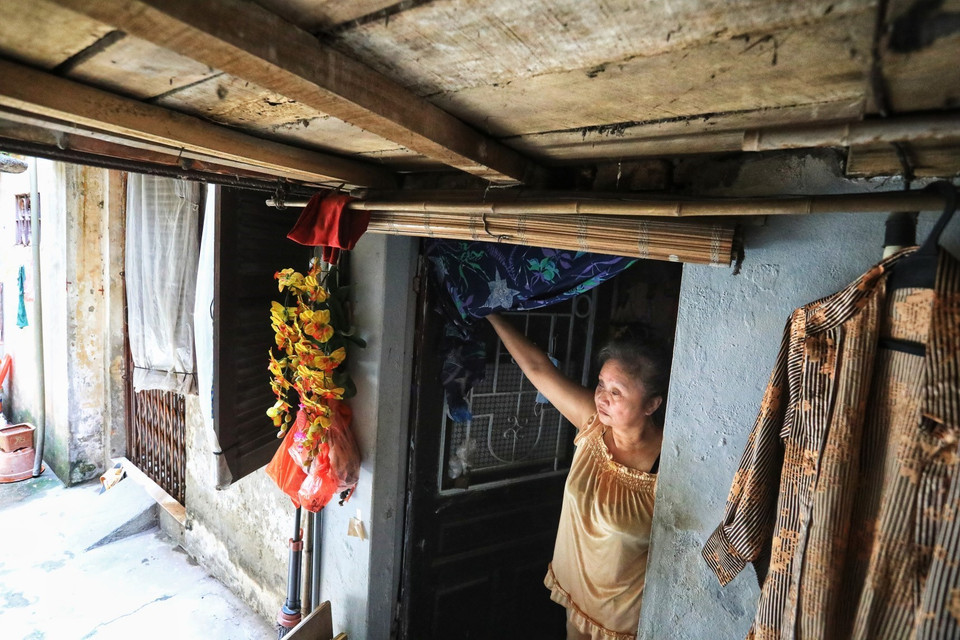 Người dân sống lâu năm ở phố Vọng Hà cho biết, khu nhà gỗ được xây dựng từ năm 1955, đến nay đang xuống cấp nghiêm trọng, tiềm ẩn nhiều nguy hiểm, khiến người dân sống ở đây không khỏi lo lắng. (Ảnh: Thành Đạt/TTXVN)
