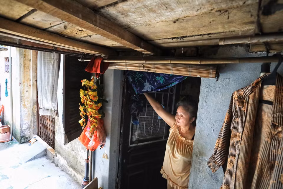 Người dân sống lâu năm ở phố Vọng Hà cho biết, khu nhà gỗ được xây dựng từ năm 1955, đến nay đang xuống cấp nghiêm trọng, tiềm ẩn nhiều nguy hiểm, khiến người dân sống ở đây không khỏi lo lắng. (Ảnh: Thành Đạt/TTXVN)