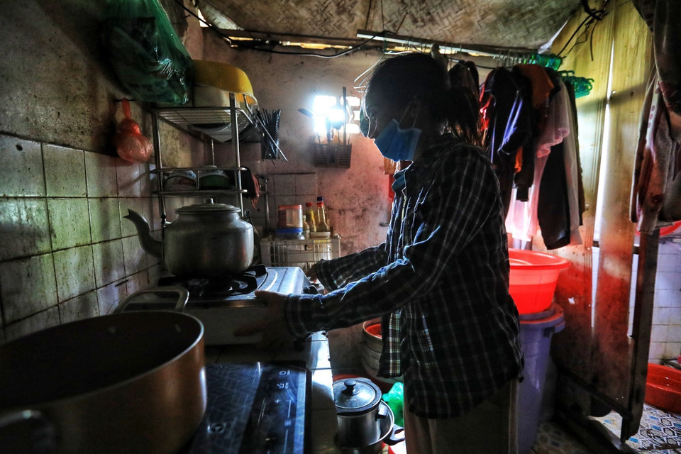 Khu tập thể được làm bằng gỗ, nên chỉ cần một bất cẩn nhỏ trong nấu nướng hay sinh hoạt của người dân cũng có thể gây ra những hậu quả đáng tiếc. (Ảnh: Thành Đạt/TTXVN)