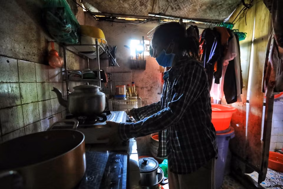 Khu tập thể được làm bằng gỗ, nên chỉ cần một bất cẩn nhỏ trong nấu nướng hay sinh hoạt của người dân cũng có thể gây ra những hậu quả đáng tiếc. (Ảnh: Thành Đạt/TTXVN)