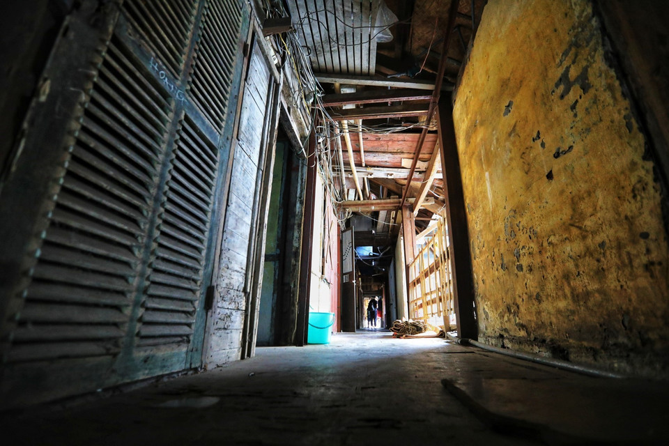 Chật chội, bị mối mọt xông, không nhà vệ sinh và thiếu ánh sáng... khiến những khu tập thể gỗ này được ví như khu "ổ chuột" giữa trung tâm Thủ đô. (Ảnh: Thành Đạt/TTXVN)