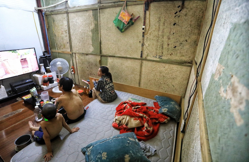 Gia đình anh Đạt, chị Hương sống trong căn hộ được lợp bằng phên nứa, rất dễ bắt lửa trong mùa nắng nóng. (Ảnh: Thành Đạt/TTXVN)